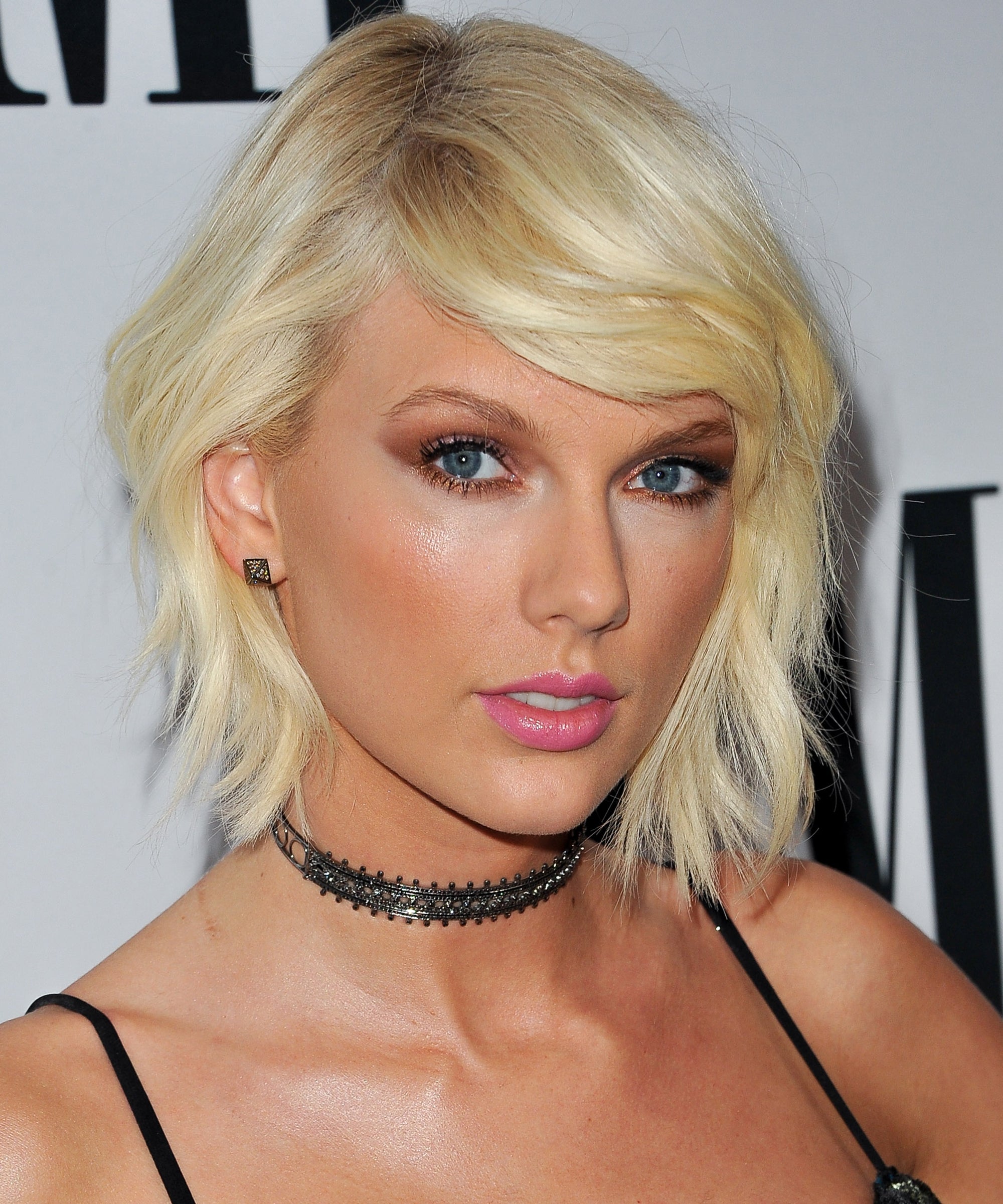 Taylor Swift returns to signature noughties hairstyle for AMAs