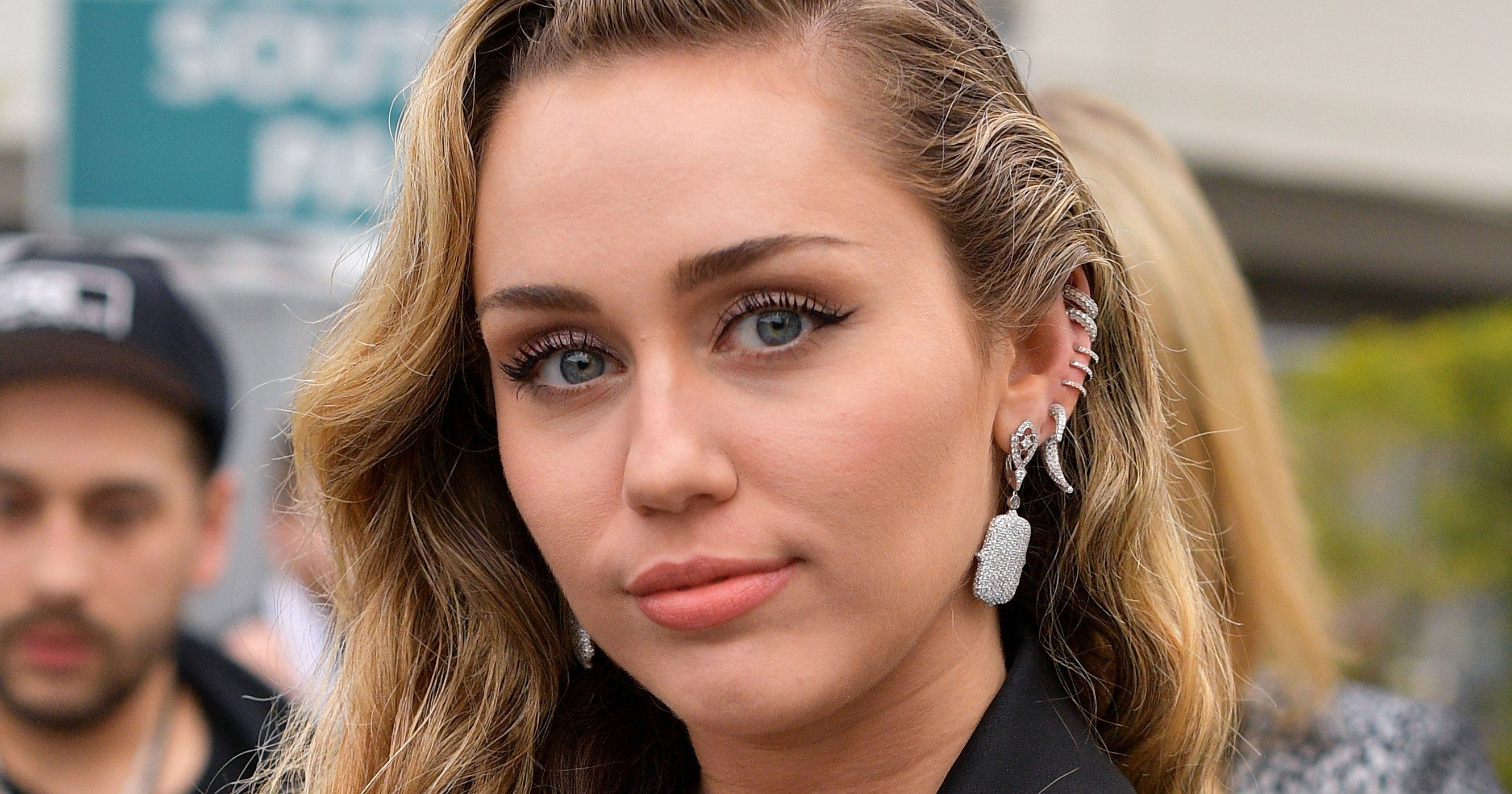 1. Miley Cyrus Debuts Platinum Blue Hair on Instagram - wide 7