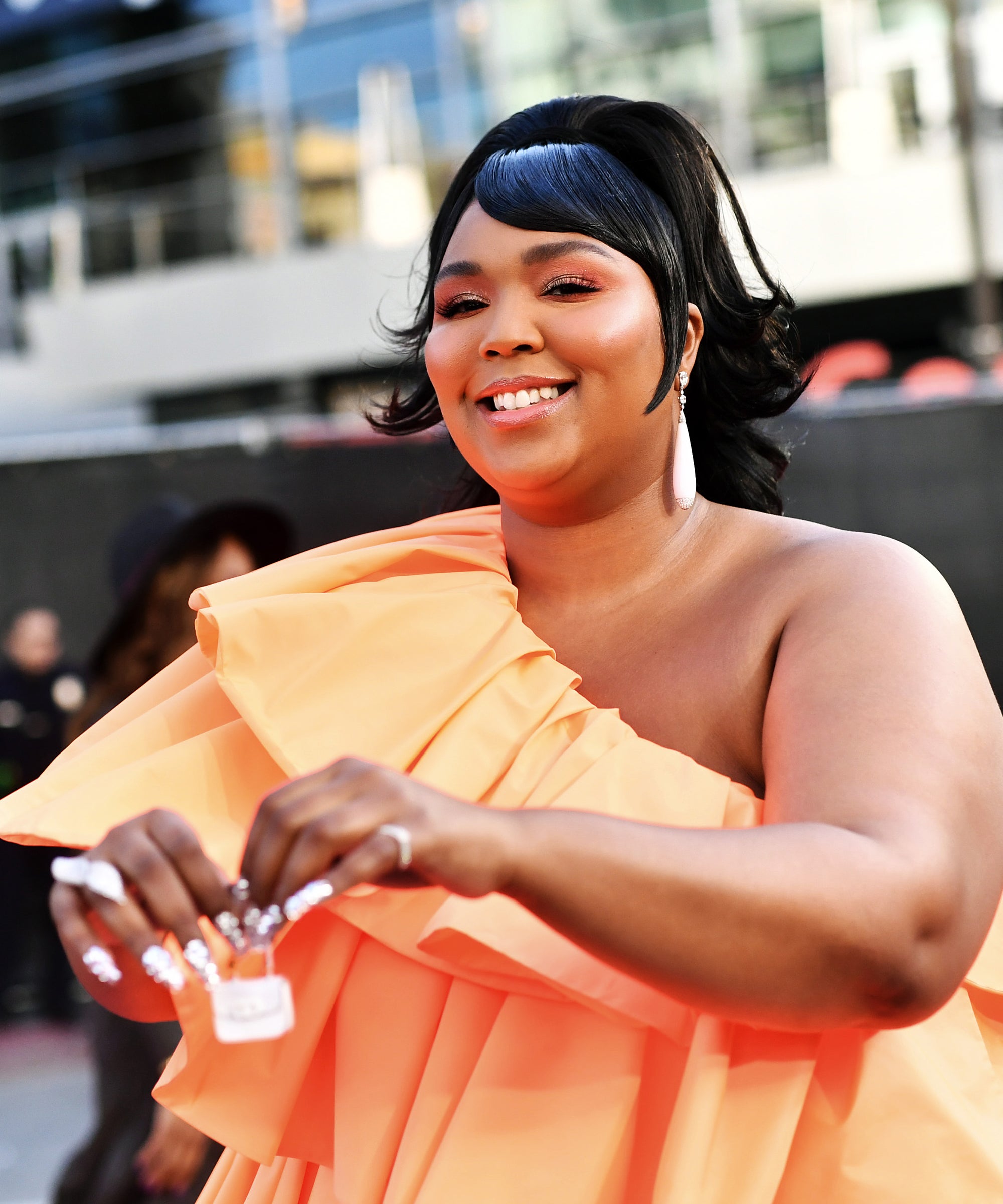 Lizzo Carries the Tiniest Purse Ever on the American Music Awards 2019 Red  Carpet!: Photo 4393065 | 2019 American Music Awards, American Music Awards,  Lizzo Photos | Just Jared: Entertainment News