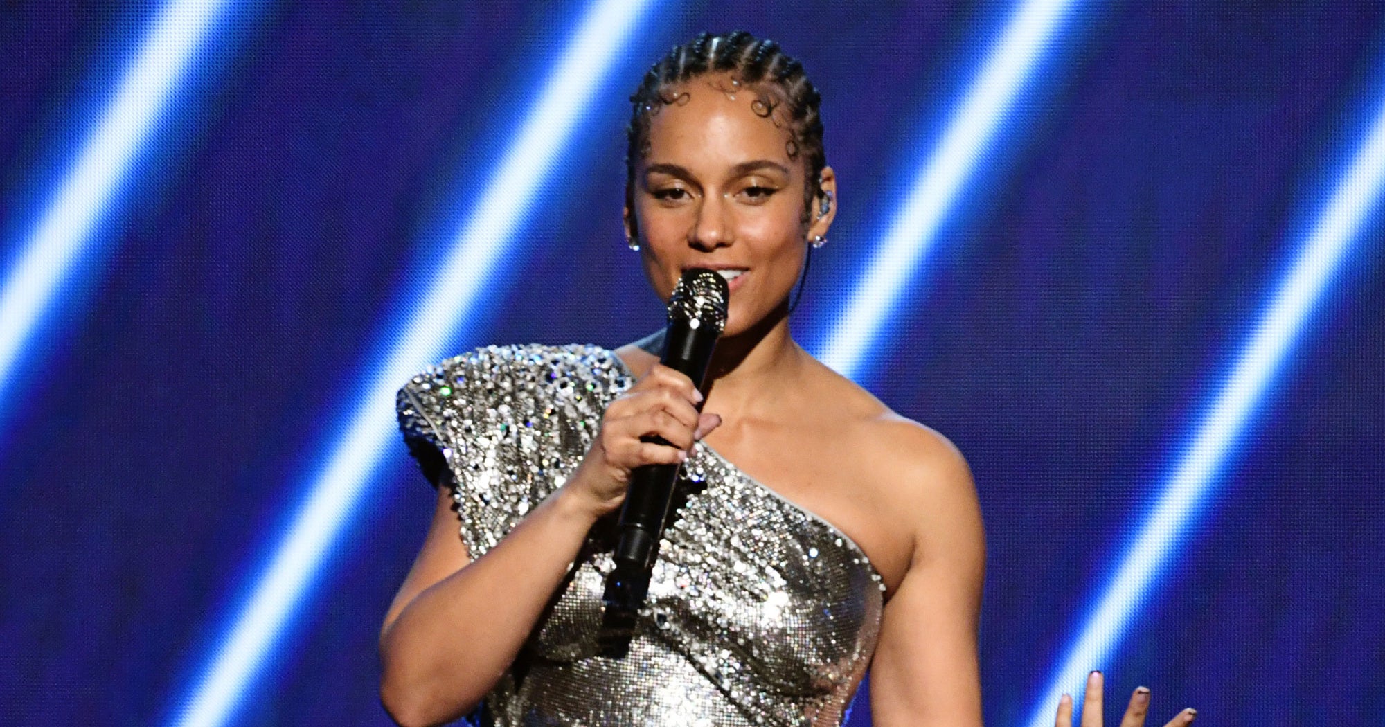 Alicia Keys Leads Emotional Tribute For Kobe Bryant & His Daughter At Grammys
