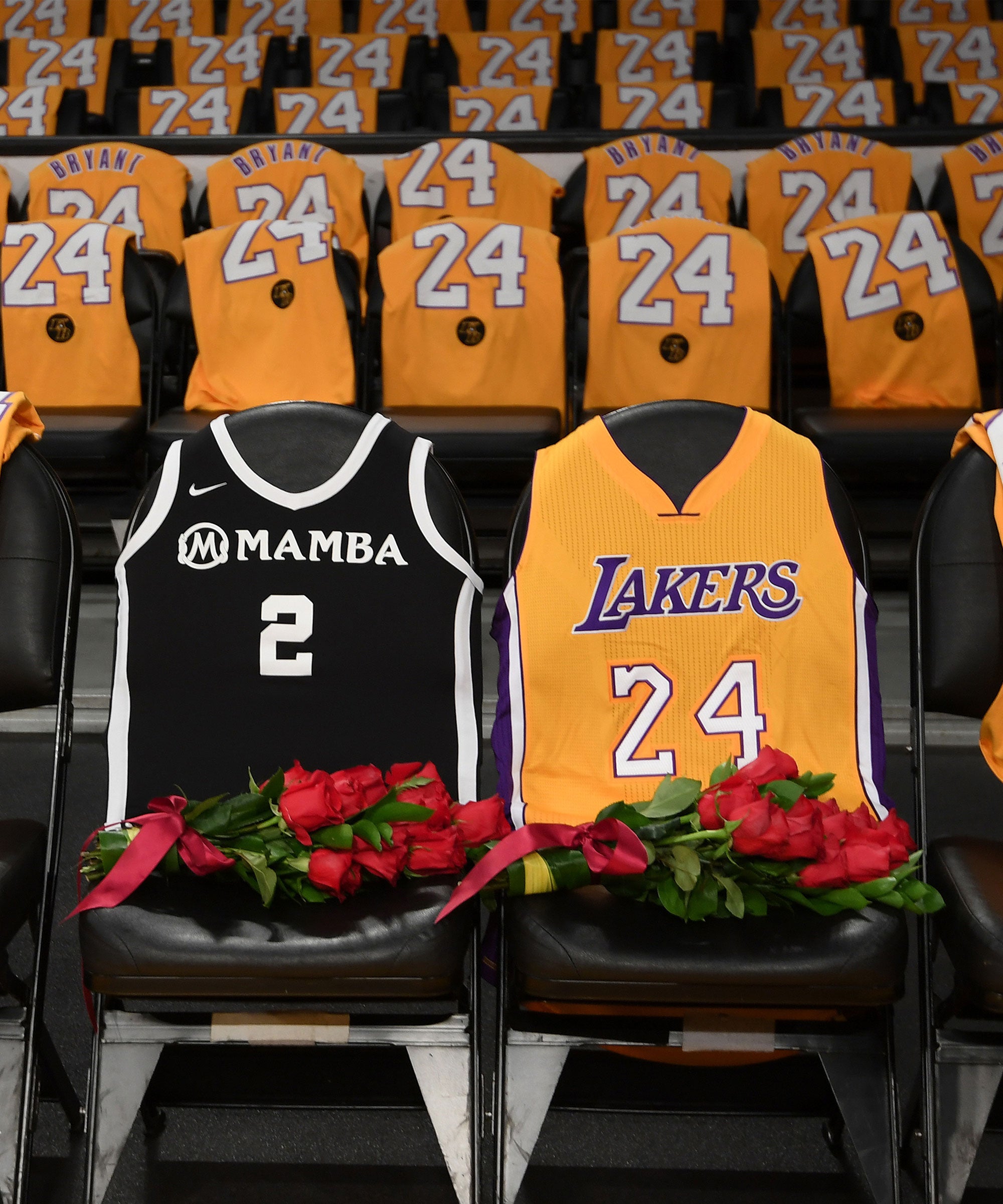 Kobe Bryant: Lakers pay tribute with LeBron James, Usher, Boys II Men