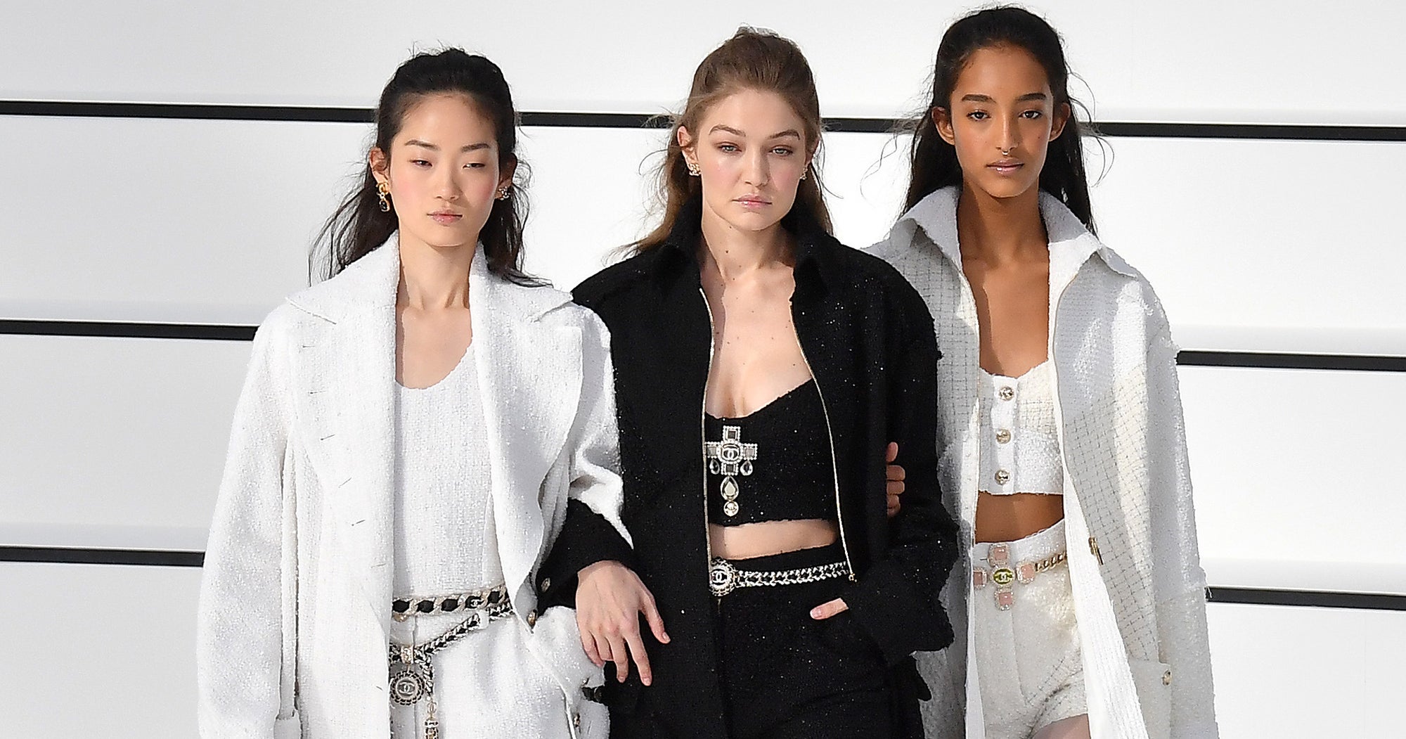 Ræv Interessant Virkelig Gigi Hadid Heads Up Chanel Fall Winter 2020 Show At PFW