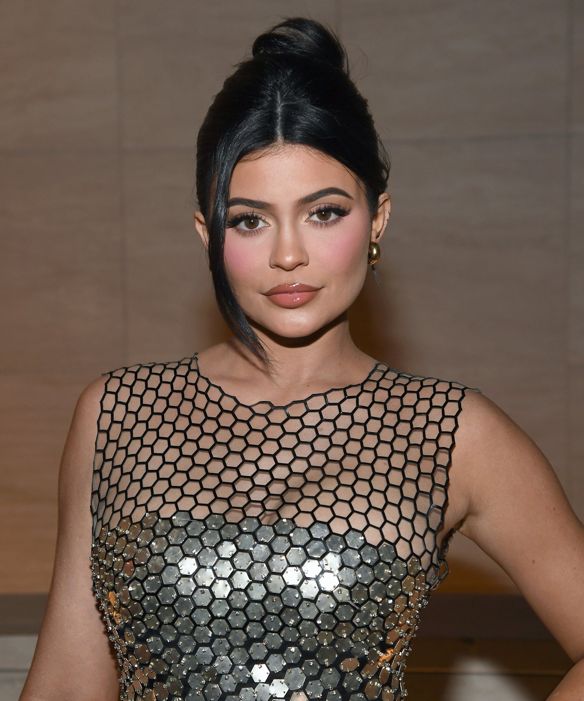 Kylie Jenner Debuts Short Blonde Bob Pics