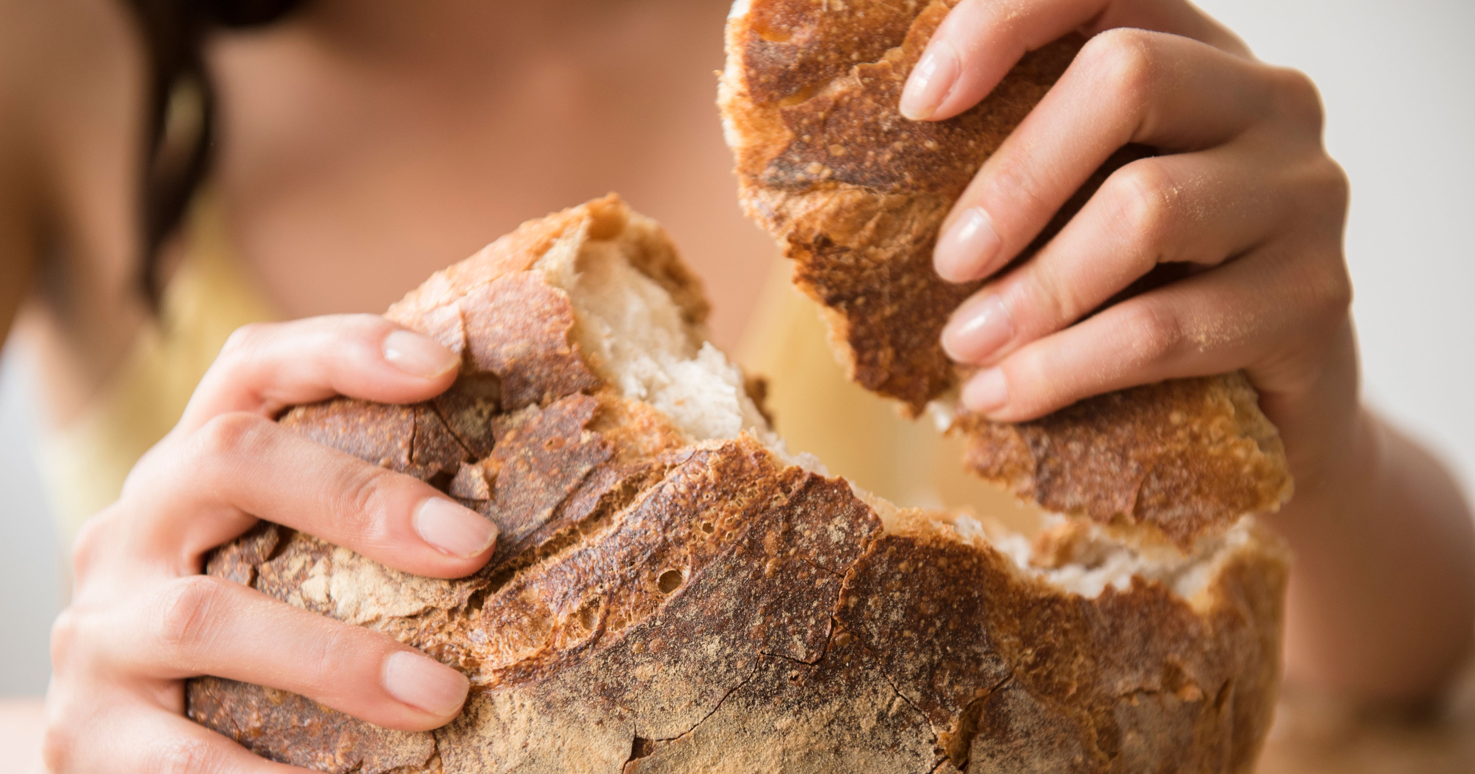 Ночью ем хлеб. Кушать хлеб. Хлеб в руках. Магия хлеб. Поедание хлеба.