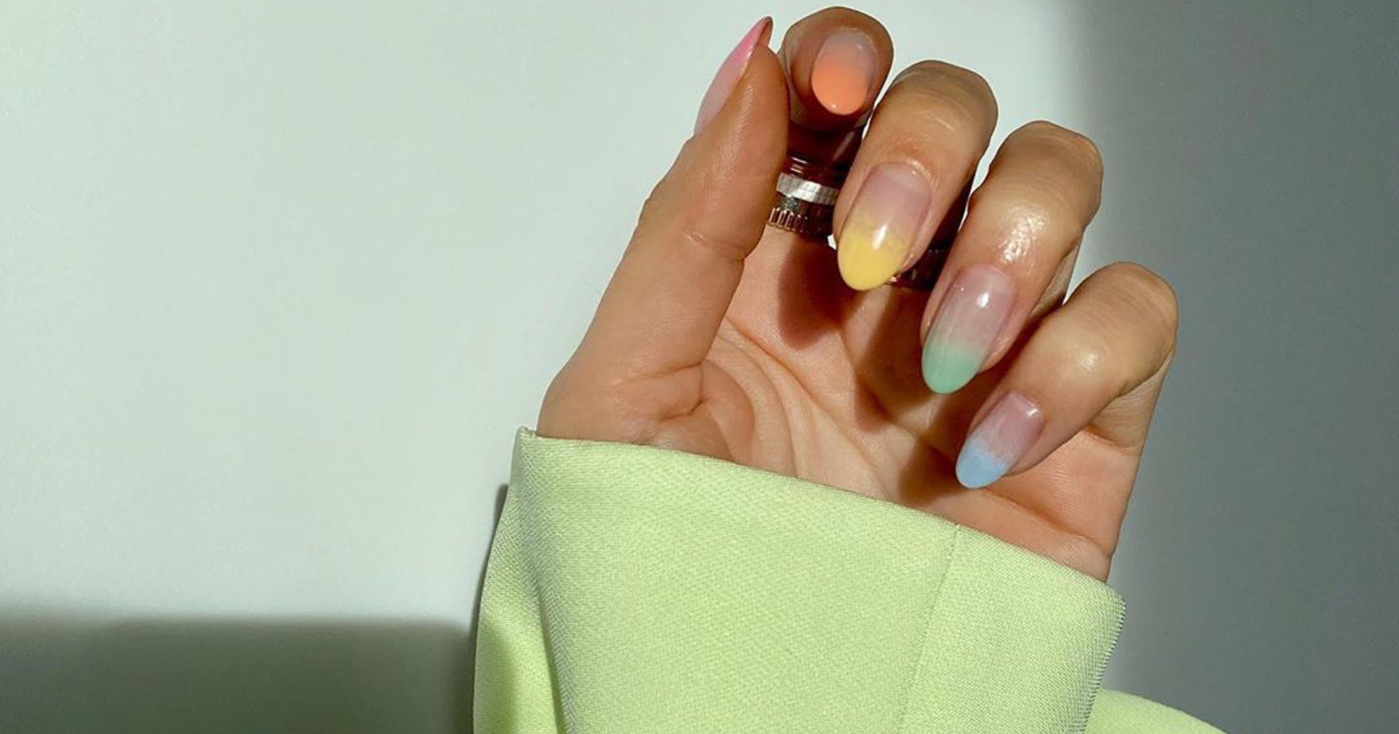 Nageltrend: Pastellfarbene Nagelspitzen erobern Insta
