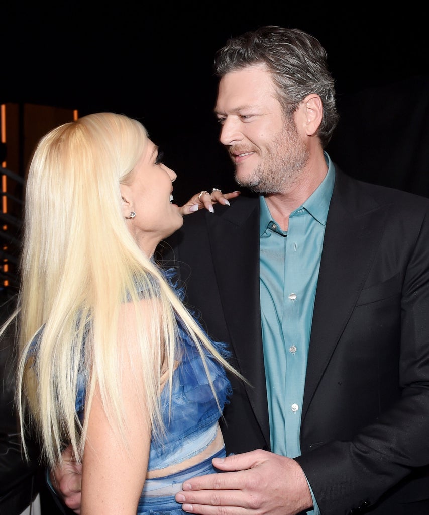 Gwen Stefani Gave Blake Shelton Another Haircut On The Tonight Show Gwen Stefani Blake Shelton Tonight Show,