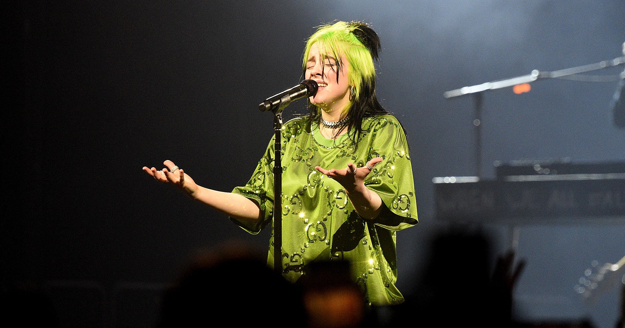 Billie Eilish Performs At Virtual Prom From Quarantine(01)
