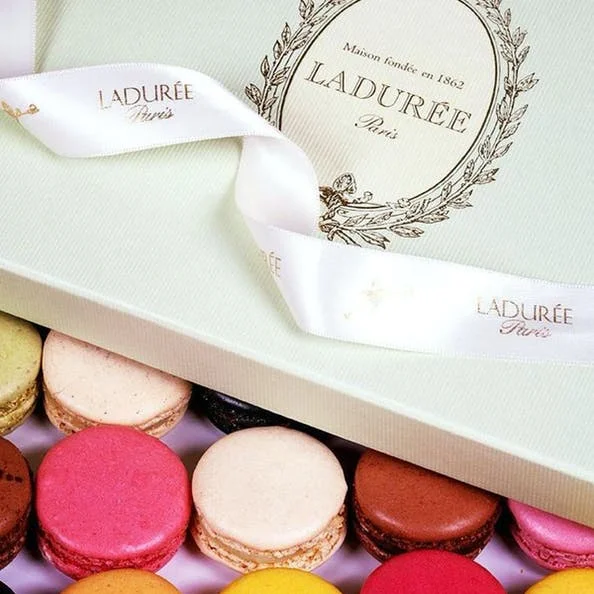 Laduree Paris Lincontournable Box Of 12 Macarons
