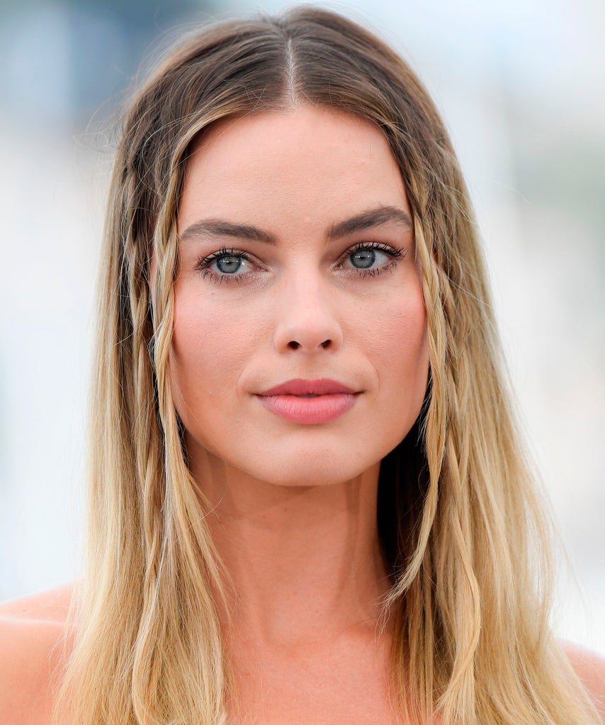 Margot Robbie’s Summer Manicure,