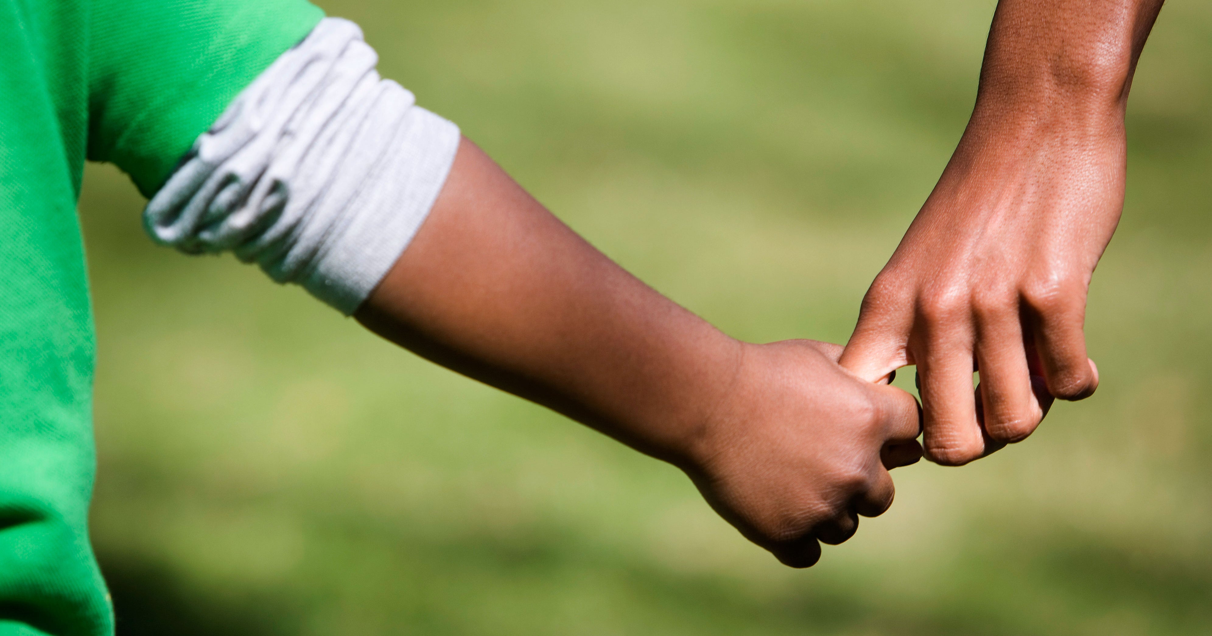 Рука ребенка и взрослого. За руку с мамой. Дети за руки. Поддержка детей сирот картинки