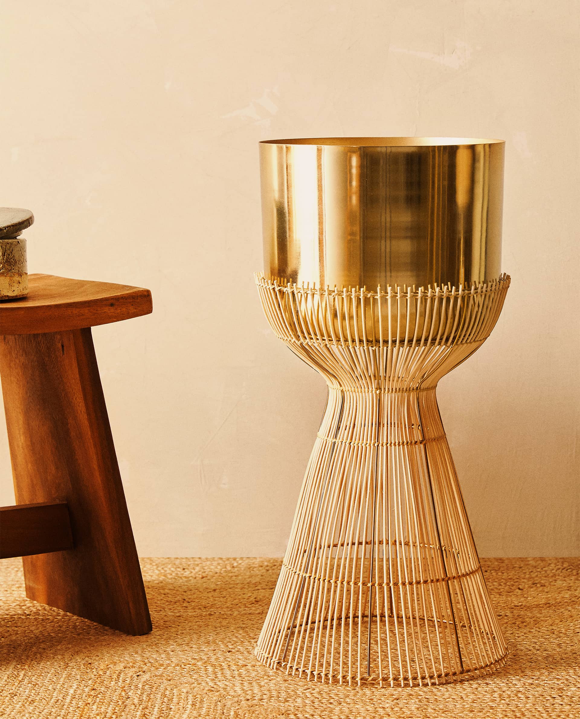 金色プランターとスタンドのセット　zara home GOLD PLANTER | Zara Home United States of America