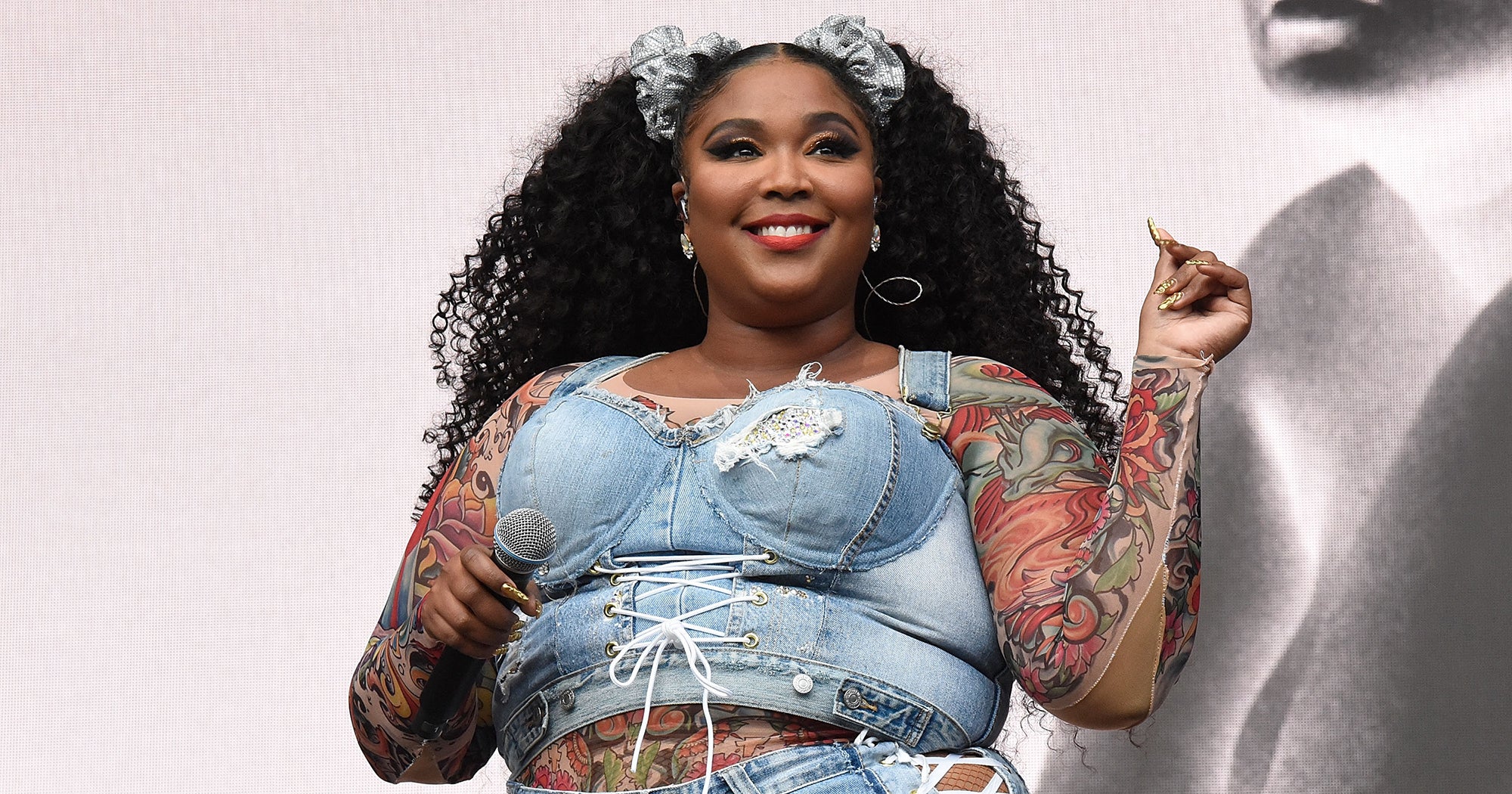 Lizzo debuts bold new NEON GREEN hairstyle